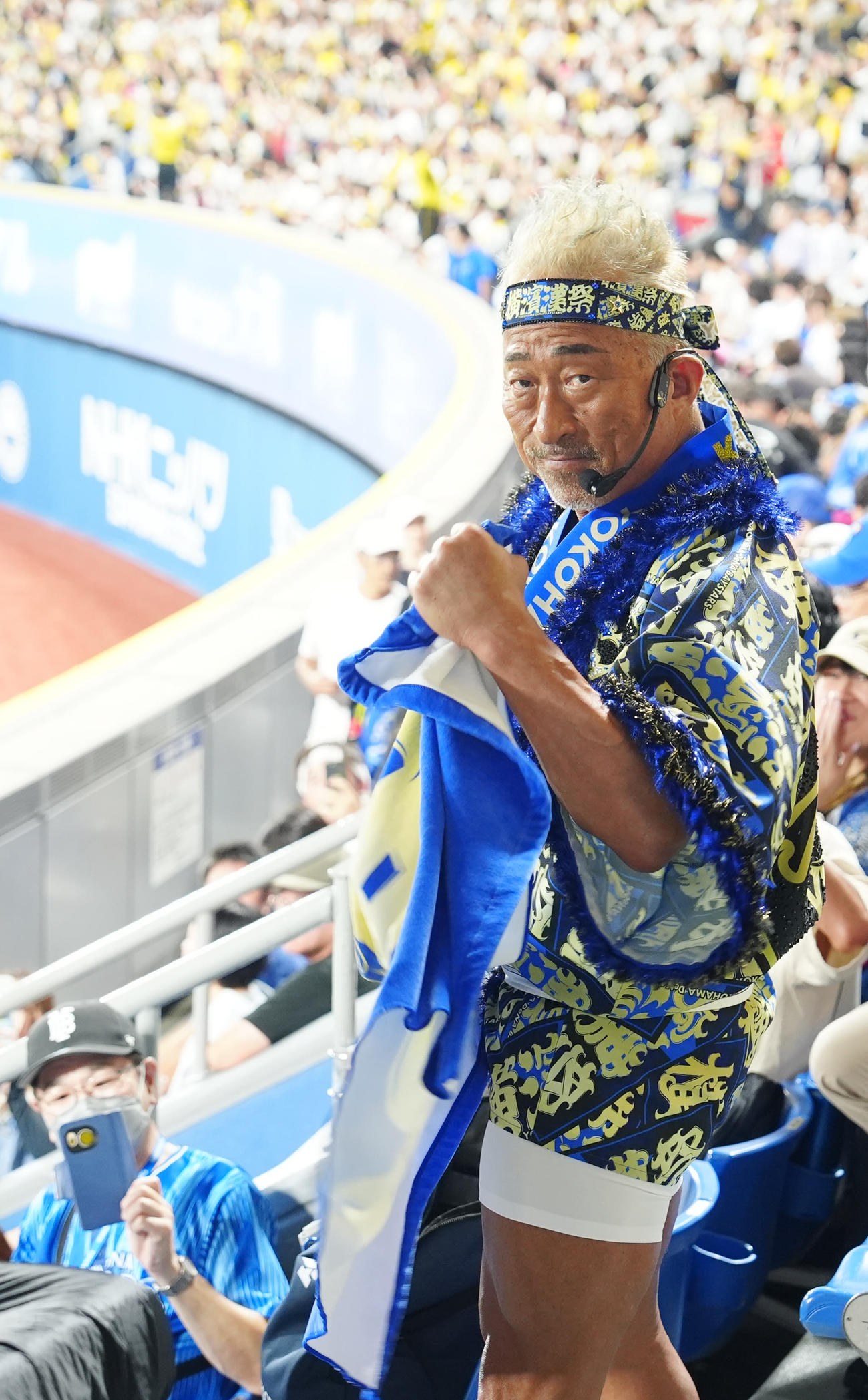 DeNA対阪神　5回表終了後に外野からグラウンドに熱波を送った角田信朗（撮影・江口和貴）