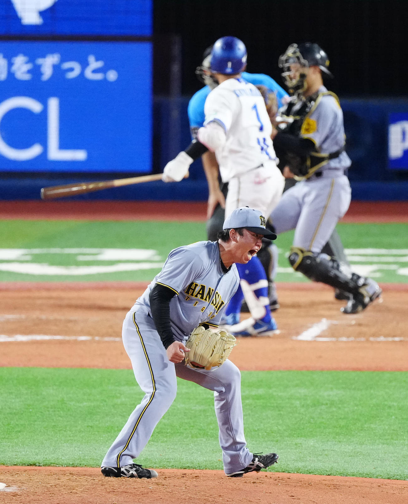 DeNA対阪神　7回裏DeNA2死一、二塁、桑原から空振り三振を奪い、雄たけびを上げる村上（撮影・江口和貴）
