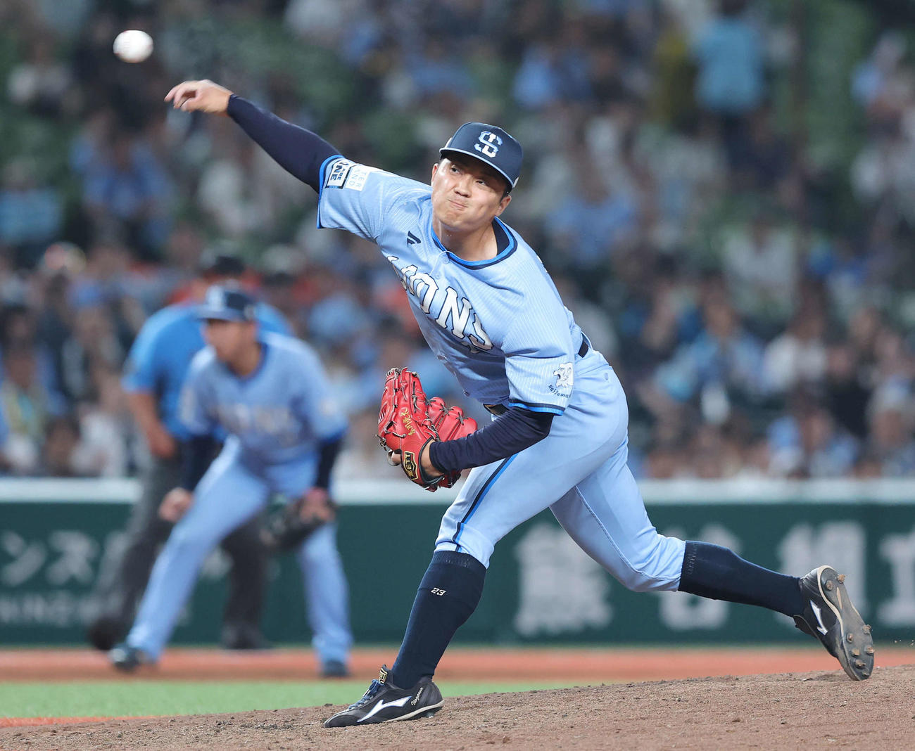 西武対日本ハム　延長12回表、力投する糸川（撮影・河田真司）