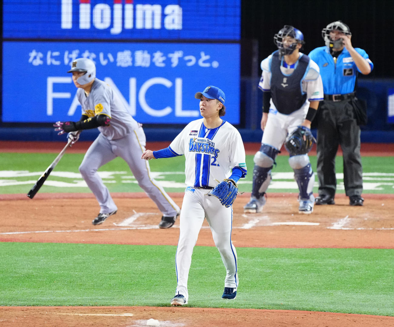 DeNA対阪神　9回表阪神2死一塁、大山（後方左）に2点本塁打を浴びる入江（撮影・江口和貴）