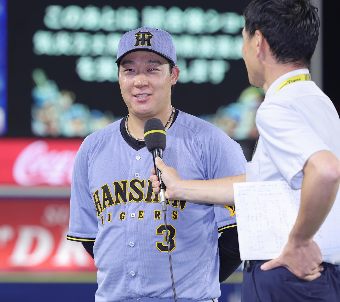 DeNA対阪神　ヒーローインタビューで笑顔をみせる阪神大山（撮影・野上伸悟）
