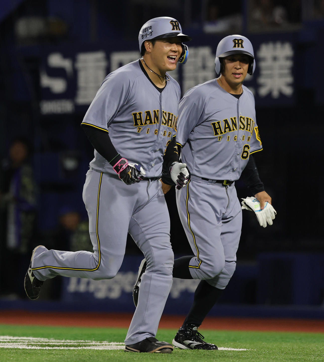 DeNA対阪神　9回表阪神2死一塁、右越え2点本塁打を放ち喜ぶ大山（撮影・野上伸悟）