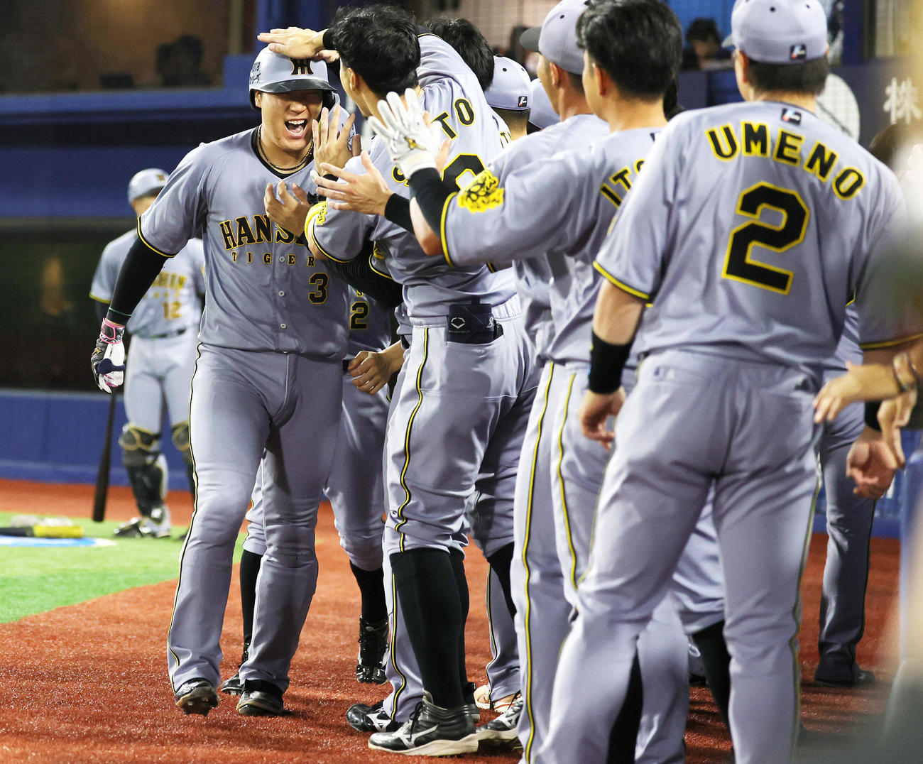DeNA対阪神　9回表阪神2死一塁、右越え2点本塁打を放ちベンチに迎えられる大山（撮影・野上伸悟）
