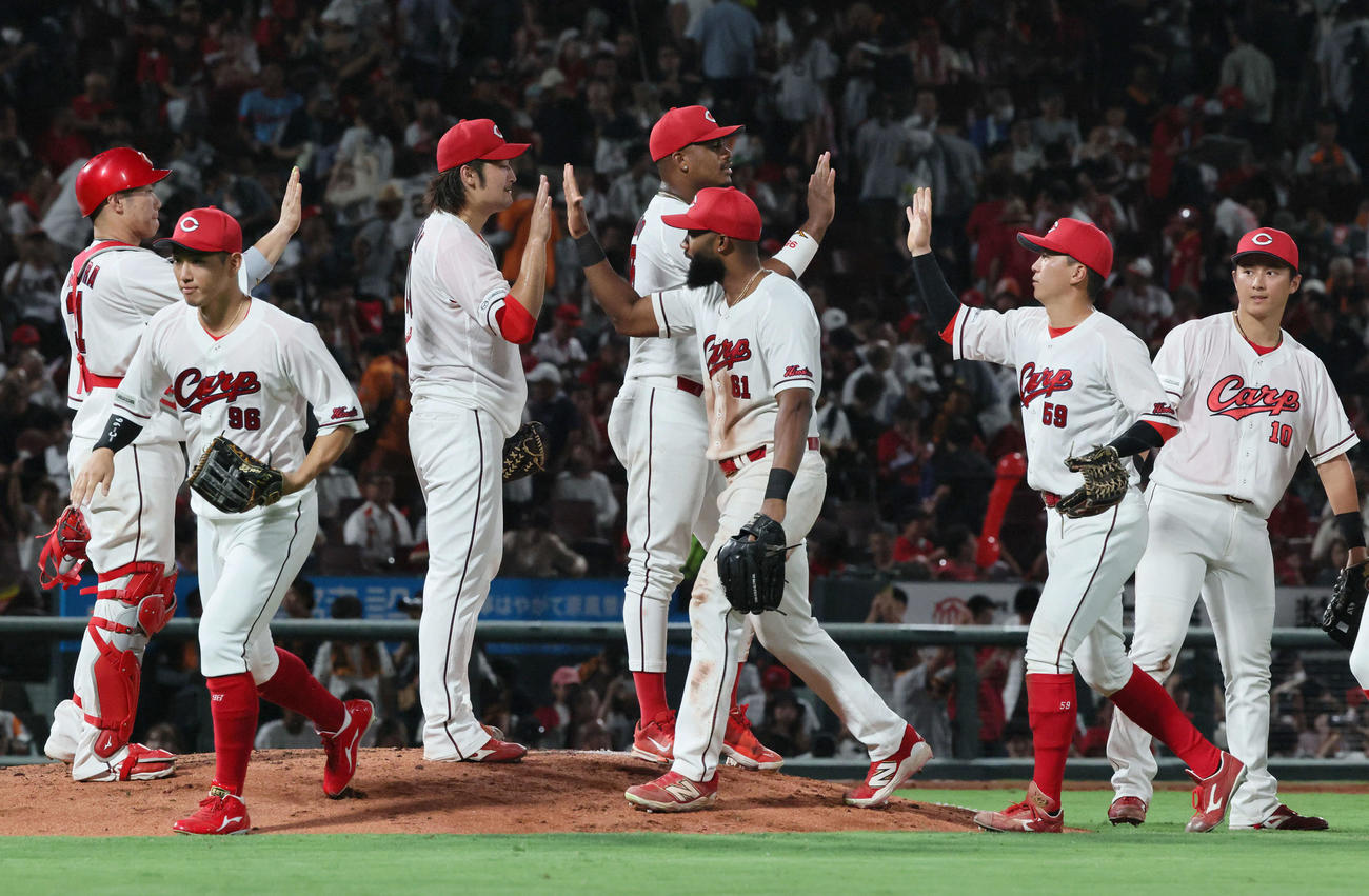 広島対巨人　完投勝利の床田（中央）とナイン（撮影・加藤孝規）