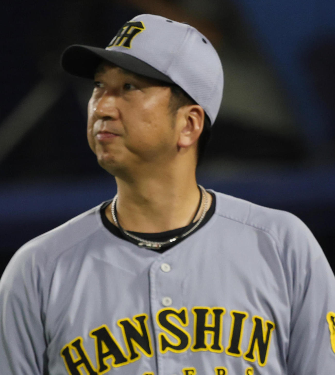 DeNA対阪神　選手交代を告げる阪神藤川監督（撮影・野上伸悟）