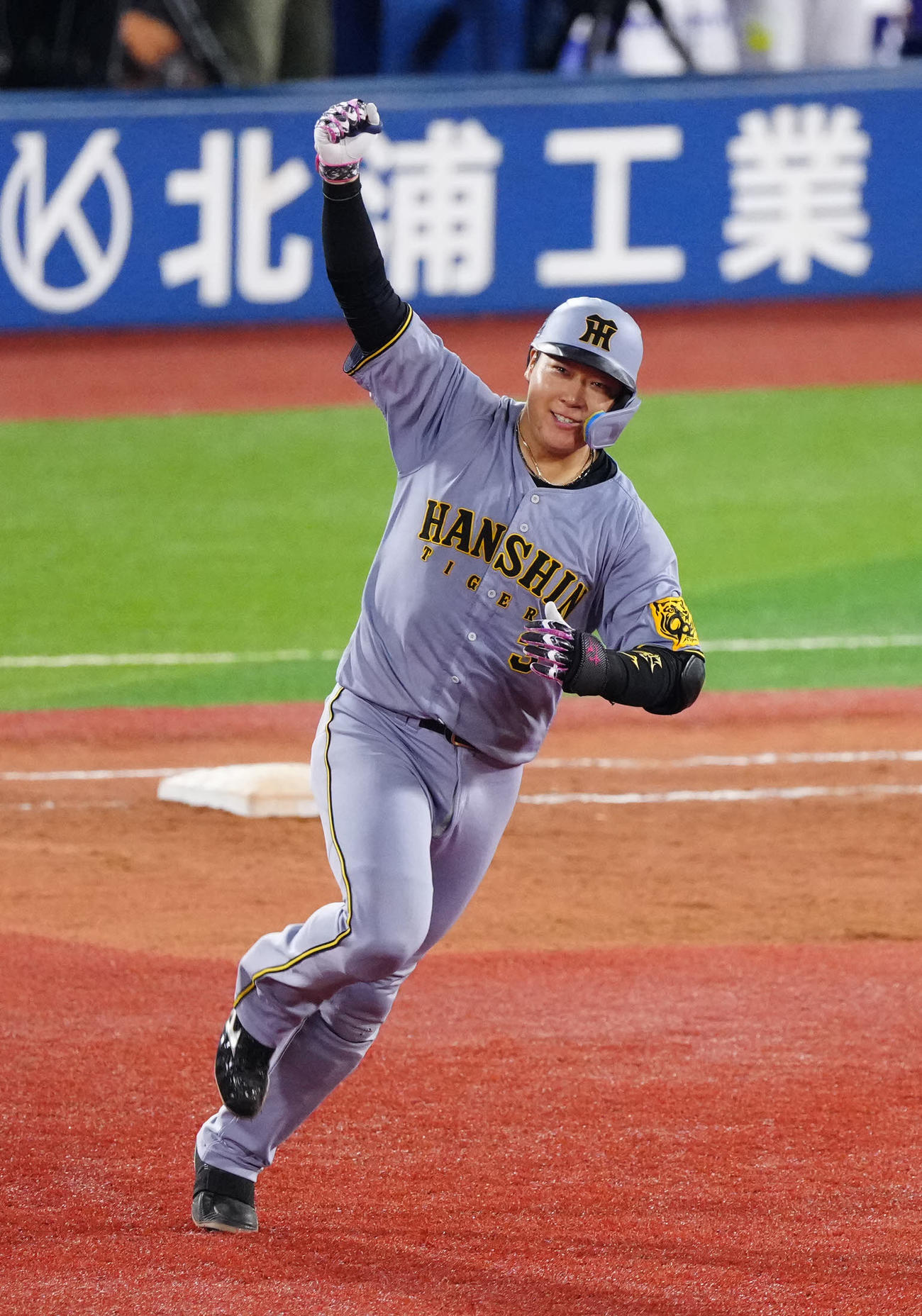 DeNA対阪神　9回表阪神2死一塁、右越え2点本塁打を放ちガッツポーズを見せる大山（撮影・江口和貴）