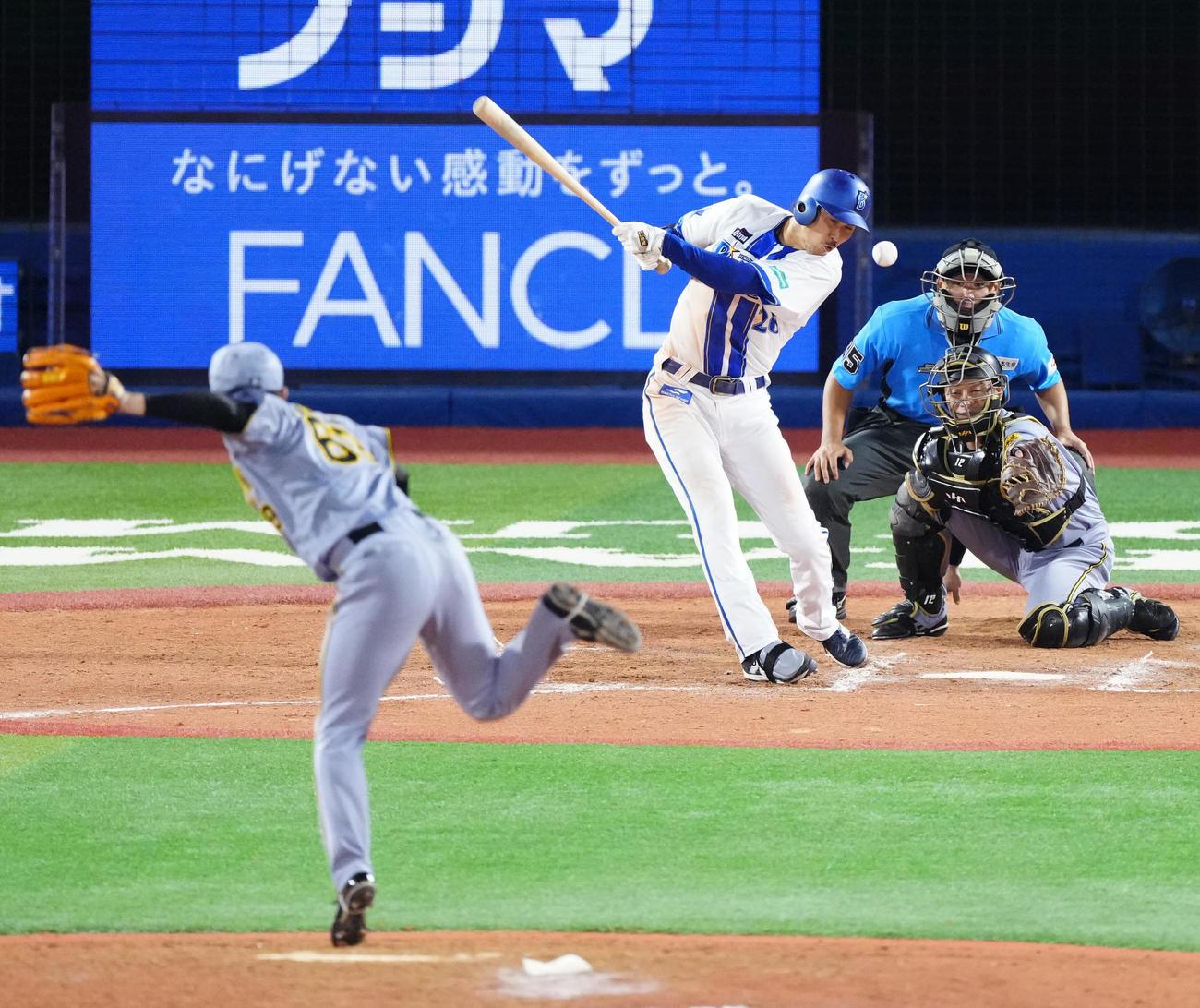DeNA対阪神　9回裏DeNA1死満塁、遊直に倒れる三森。投手石井（撮影・江口和貴）