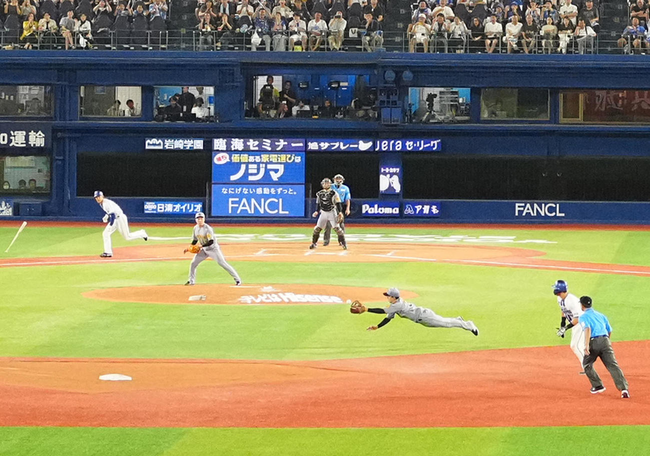 DeNA対阪神　9回裏DeNA1死満塁、遊直となった三森の打球を好捕する小幡（撮影・江口和貴）