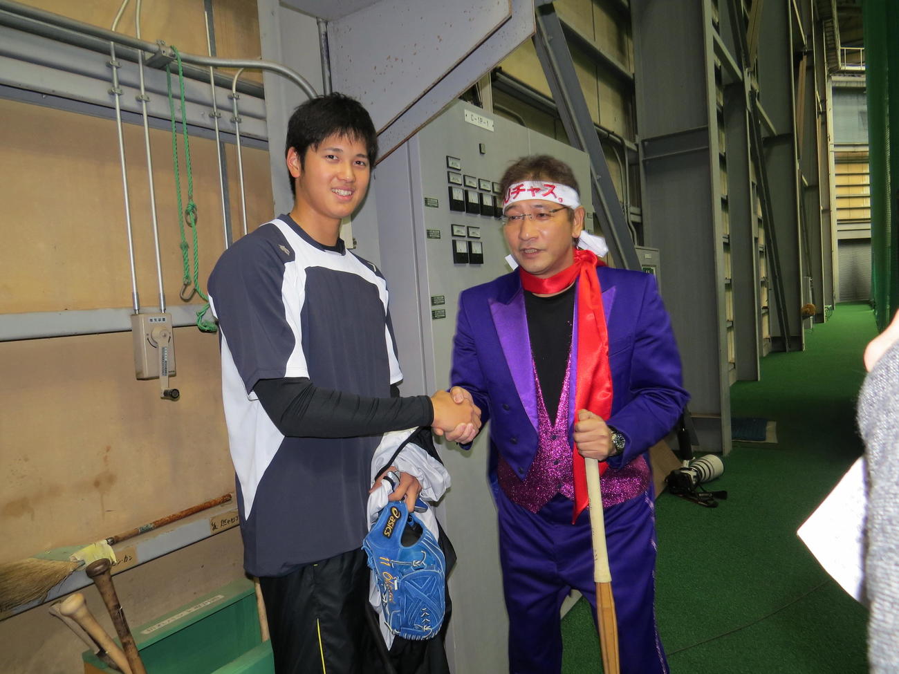 大谷翔平（左）と並ぶDJチャス。（2014年12月撮影）