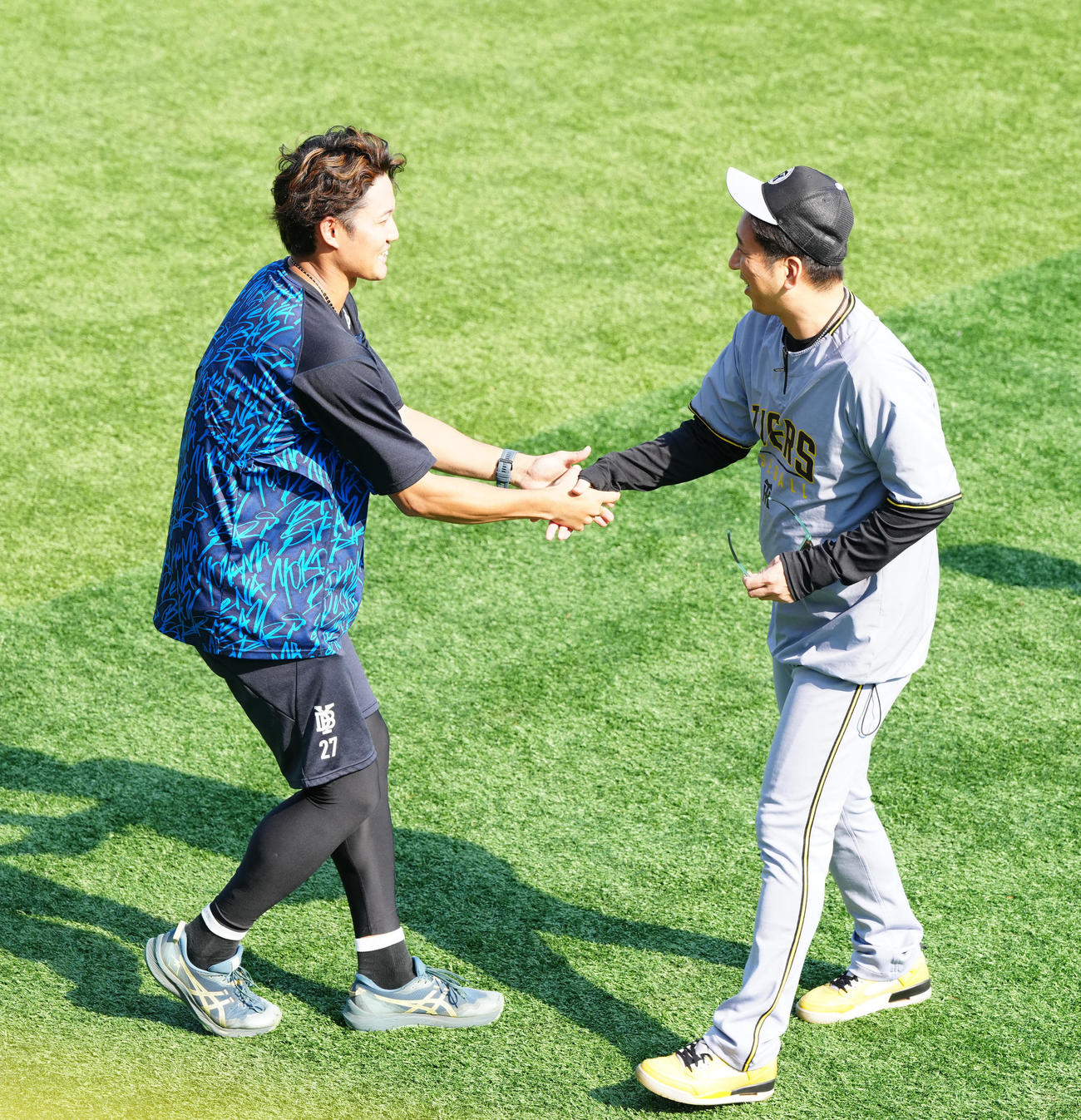 DeNA対阪神　試合前練習中、握手を交わす阪神藤川監督（右）とDeNA藤浪（撮影・江口和貴）