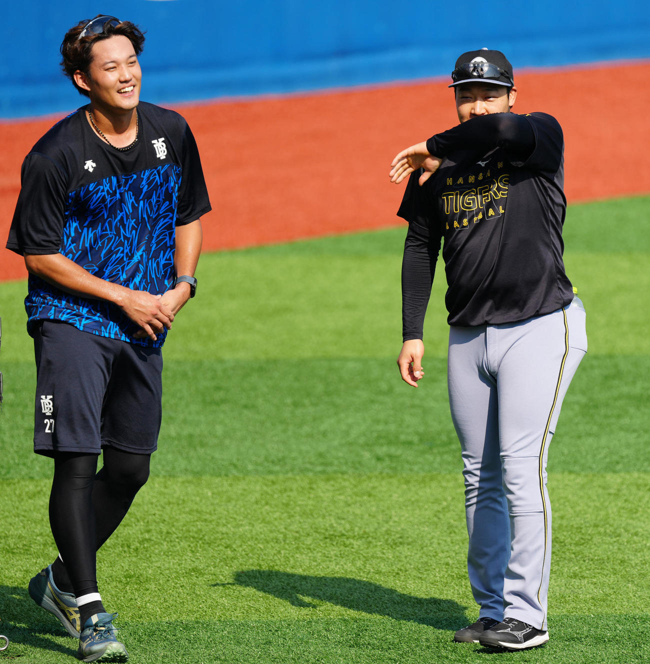 DeNA対阪神　試合前練習中、DeNA藤浪（左）と言葉を交わす阪神大山（撮影・江口和貴）