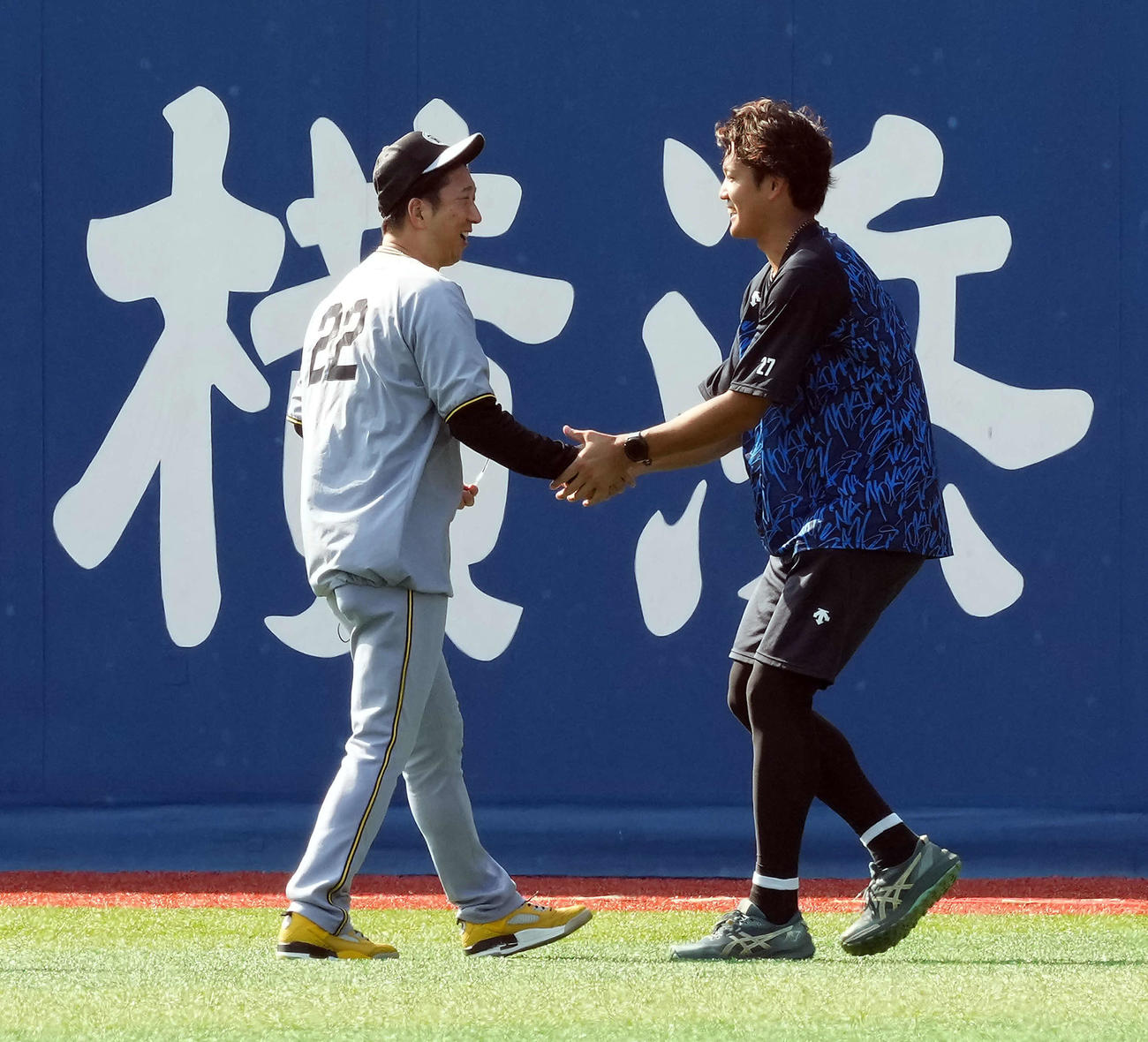 DeNA対阪神　DeNA藤浪（右）と握手を交わす阪神藤川監督（撮影・たえ見朱実）