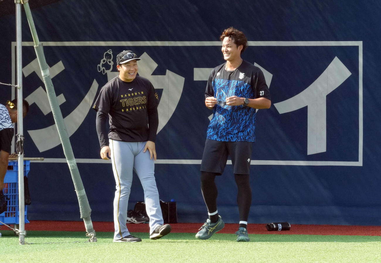 DeNA対阪神　DeNA藤浪（右）と話をする阪神大山（撮影・たえ見朱実）