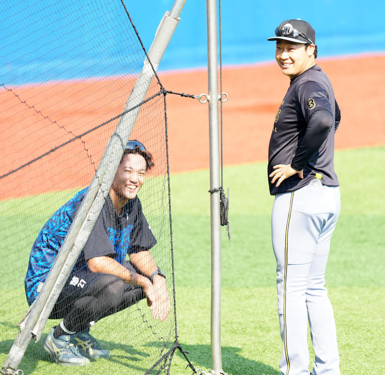 DeNA対阪神　試合前練習中、DeNA藤浪（左）と言葉を交わす阪神大山（撮影・江口和貴）