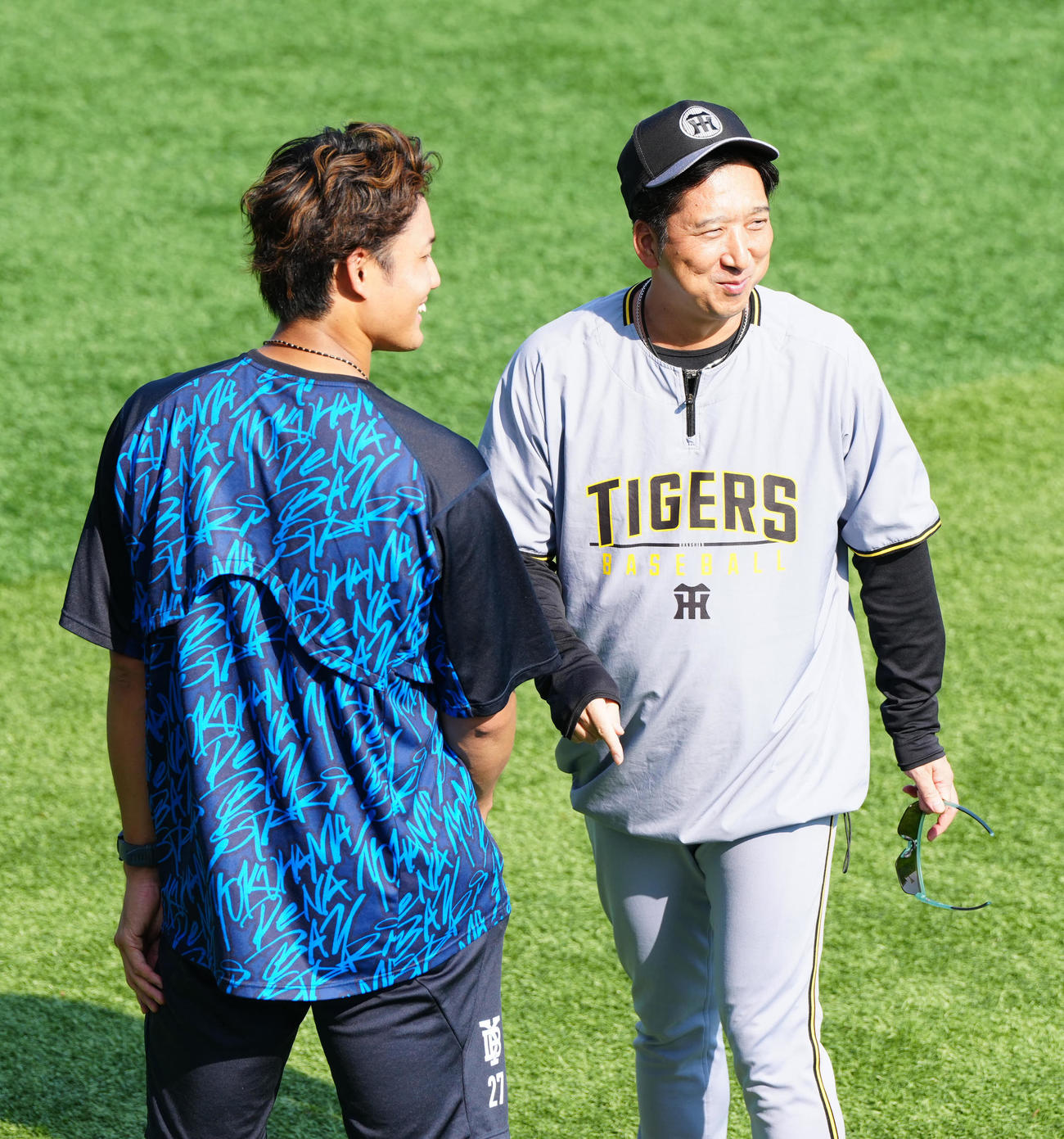 DeNA対阪神　試合前練習中、DeNA藤浪（左）からあいさつを受けた阪神藤川監督（撮影・江口和貴）
