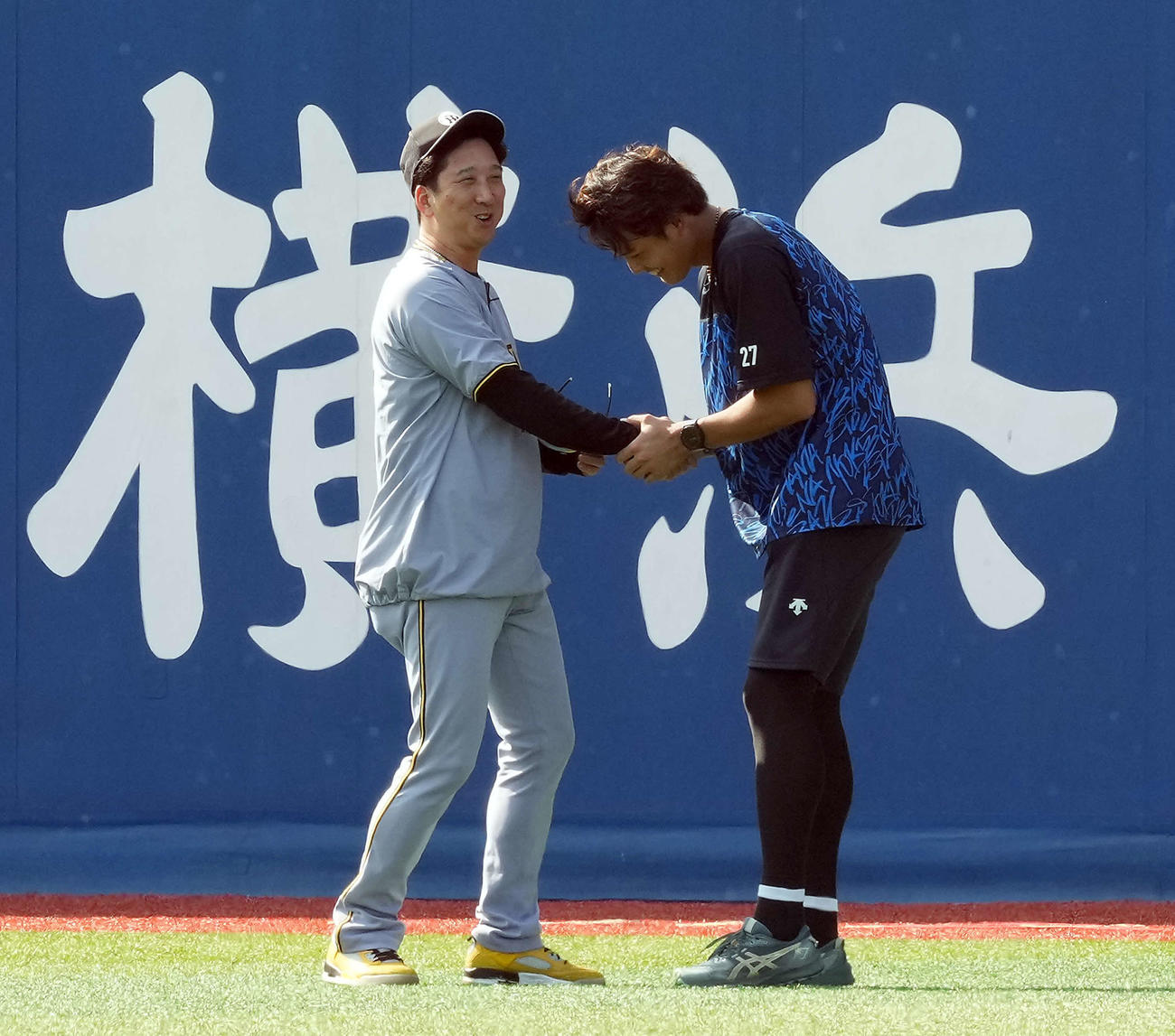 DeNA対阪神　DeNA藤浪（右）と握手を交わす阪神藤川監督（撮影・たえ見朱実）