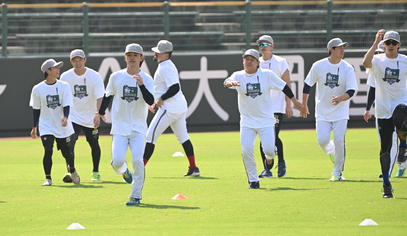 イチロー氏の殿堂入りを記念したTシャツを着用しウオームアップするオリックス宮城ら（撮影・和賀正仁）