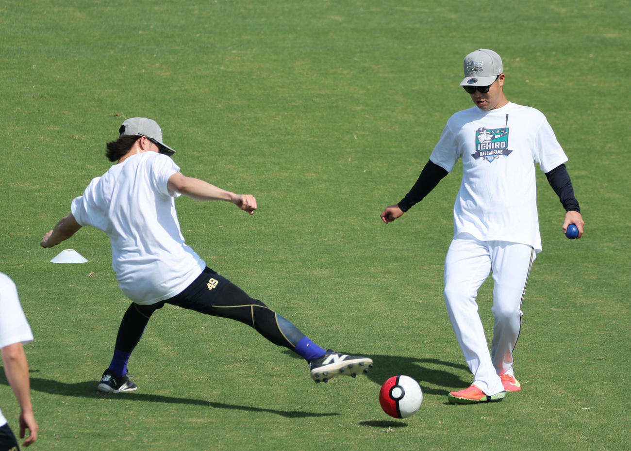 モンスターボールを奪い合う？　オリックス才木（右）と片山（撮影・西尾就之）
