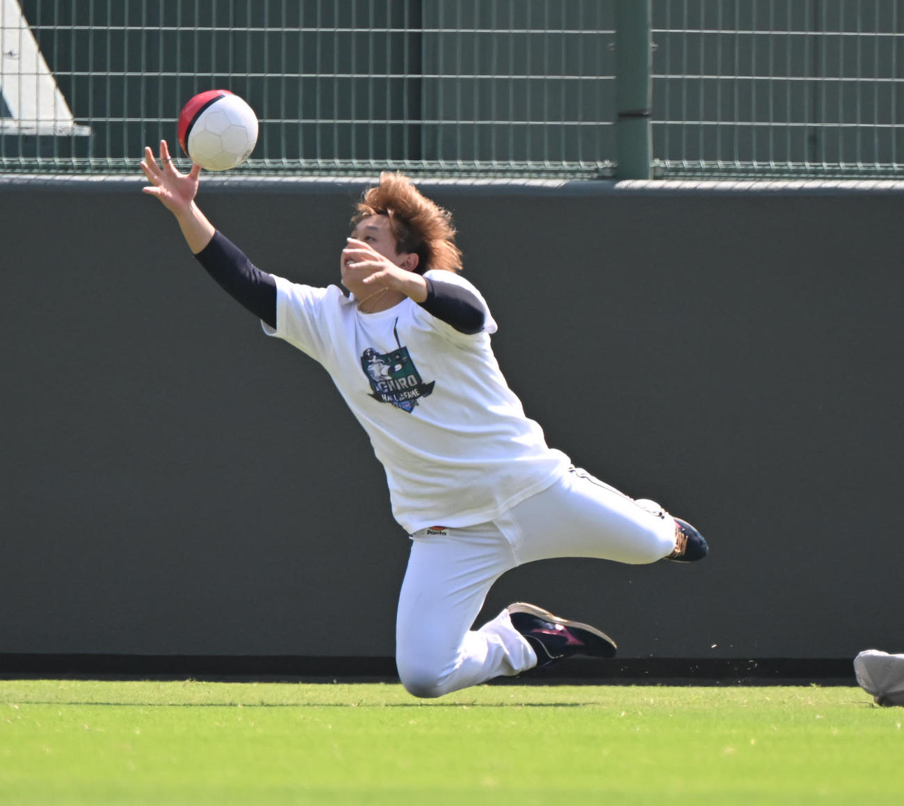 飛んできたボールに飛びつくオリックス宮城（撮影・和賀正仁）