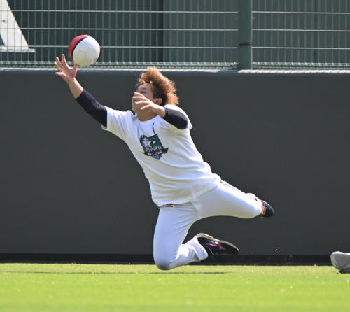 オリックス】イチロー氏の記念Tシャツ着用して試合前練習 MLB特別号外