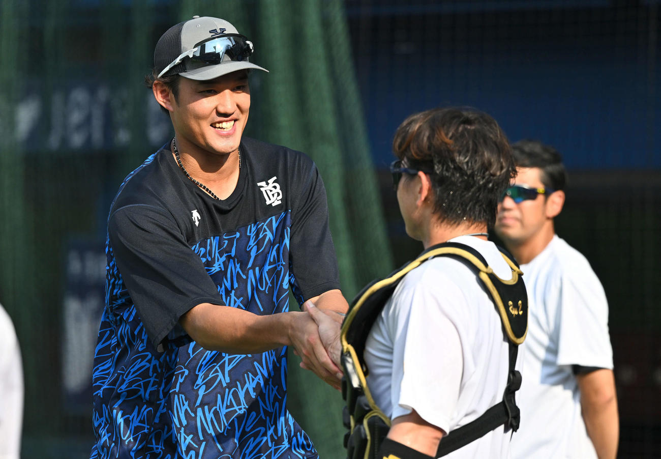 DeNA対阪神　試合前練習で握手を交わすDeNA藤浪（左）と阪神梅野（撮影・滝沢徹郎）