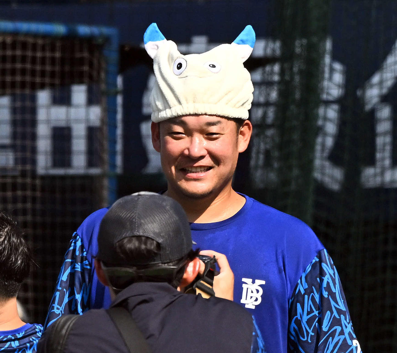 DeNA対阪神　試合前練習でマスコットの帽子をかぶるDeNA筒香（撮影・滝沢徹郎）