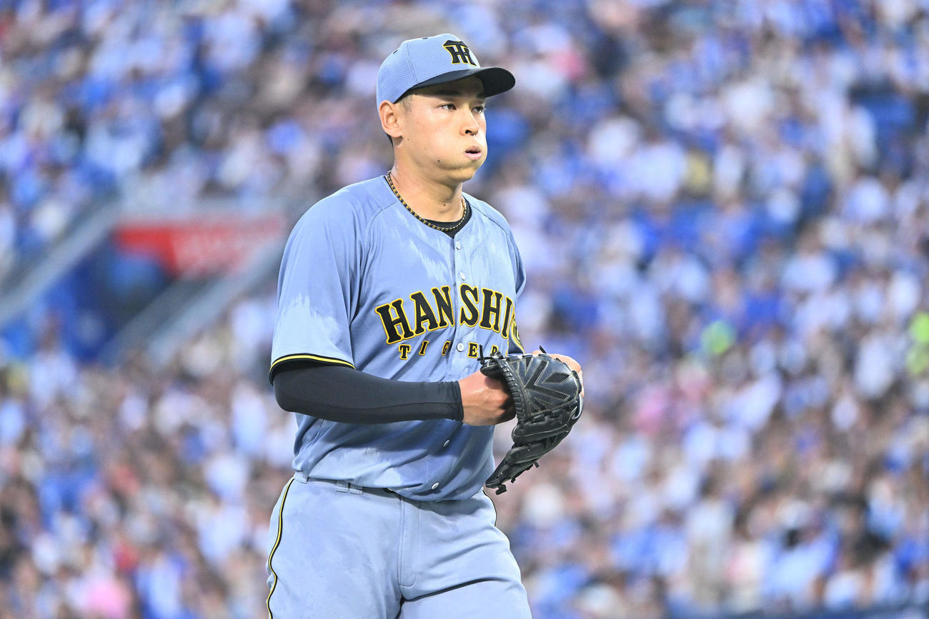 DeNA対阪神　1回裏を投げ終えた阪神先発の早川は大きく息を吐いて引き揚げる（撮影・滝沢徹郎）