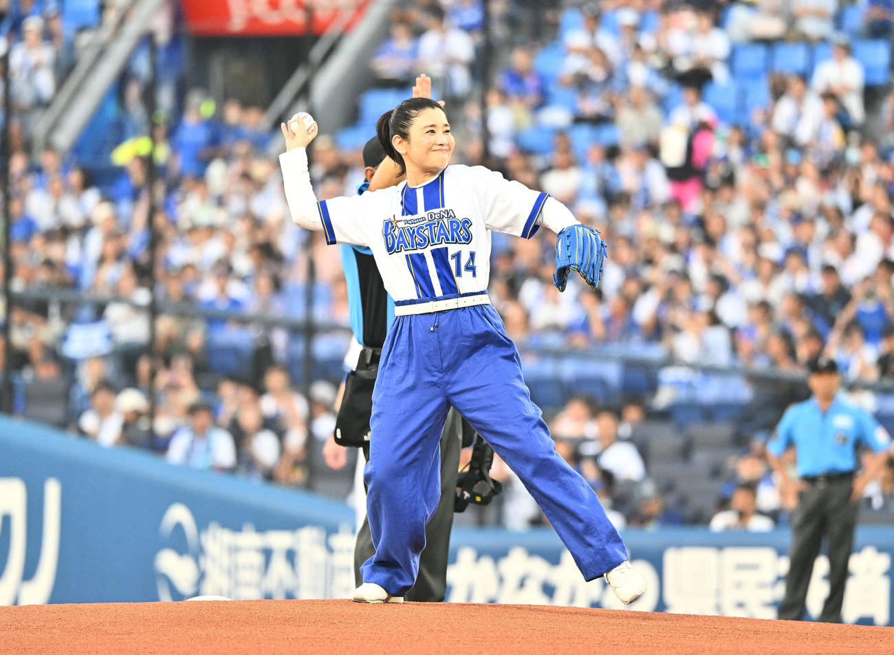 DeNA対阪神　始球式で投球する石田ひかり（撮影・滝沢徹郎）