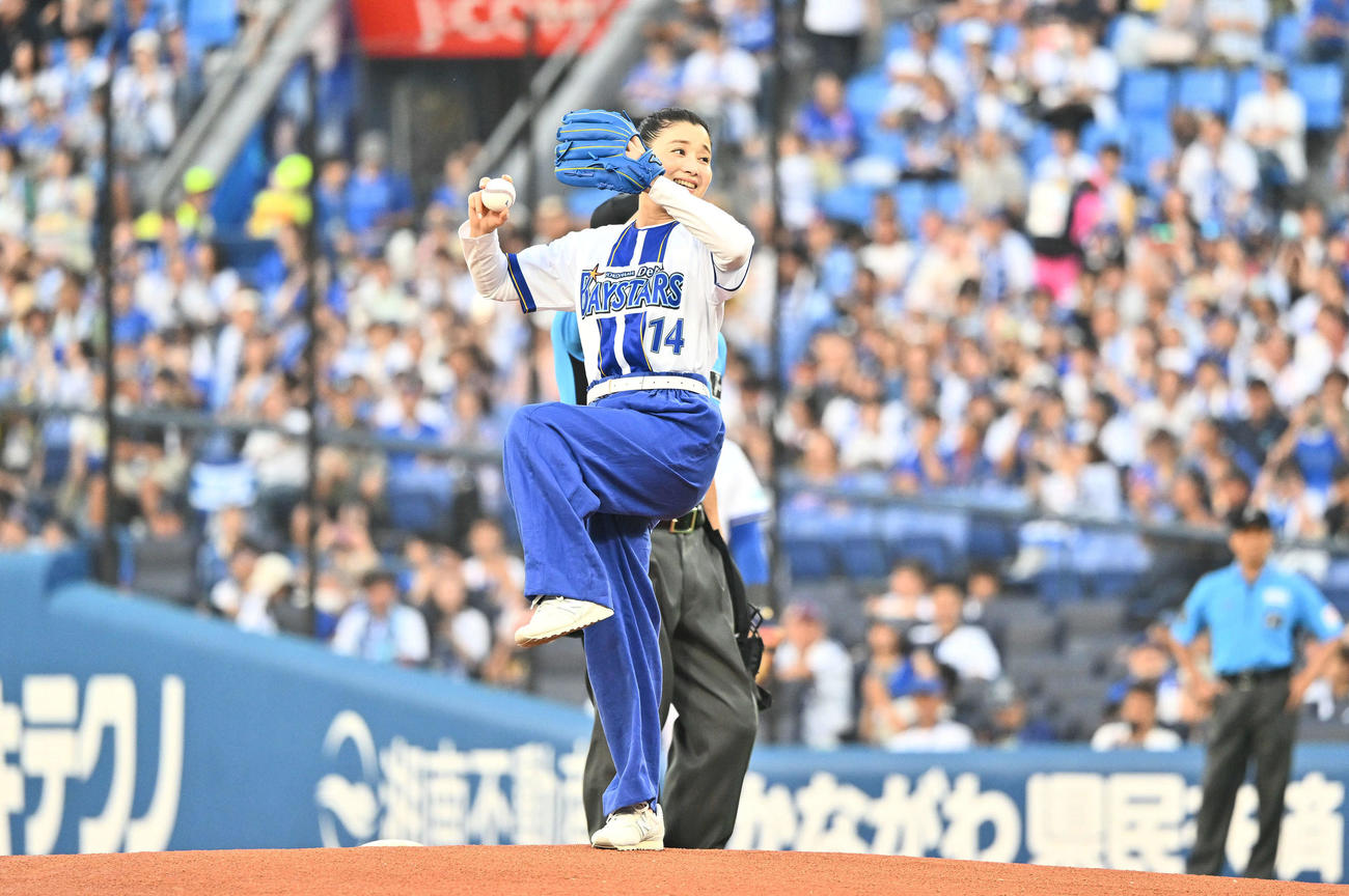 DeNA対阪神　始球式で投球する石田ひかり（撮影・滝沢徹郎）