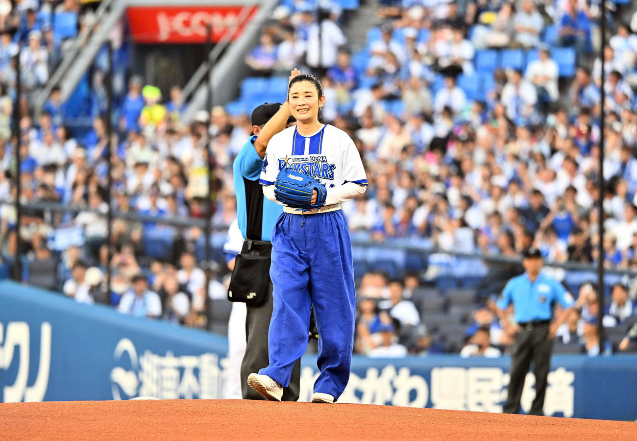 DeNA対阪神　始球式で投球する石田ひかり（撮影・滝沢徹郎）