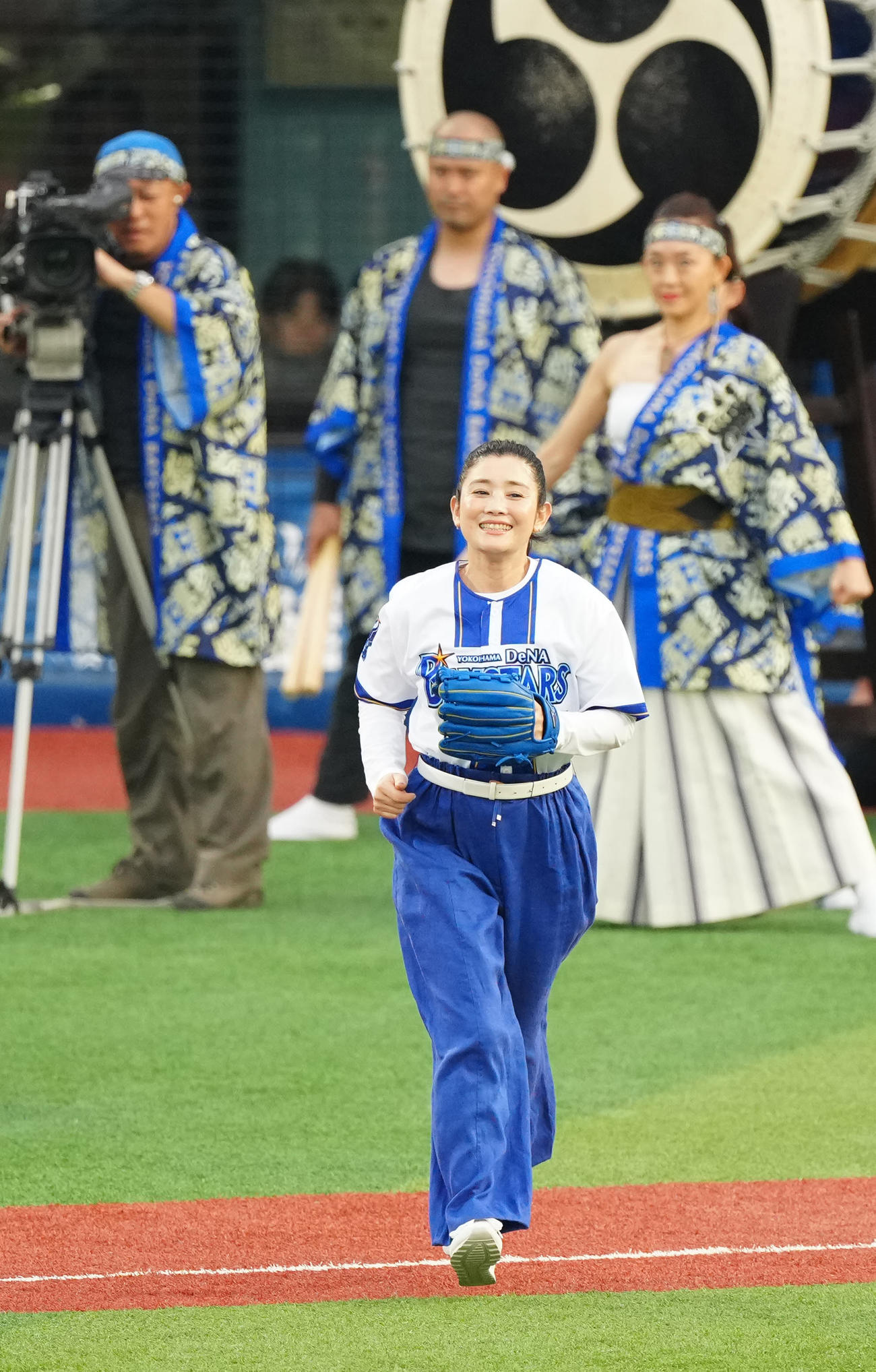 DeNA対阪神　試合前、始球式でマウンドに向かう石田ひかり（撮影・江口和貴）