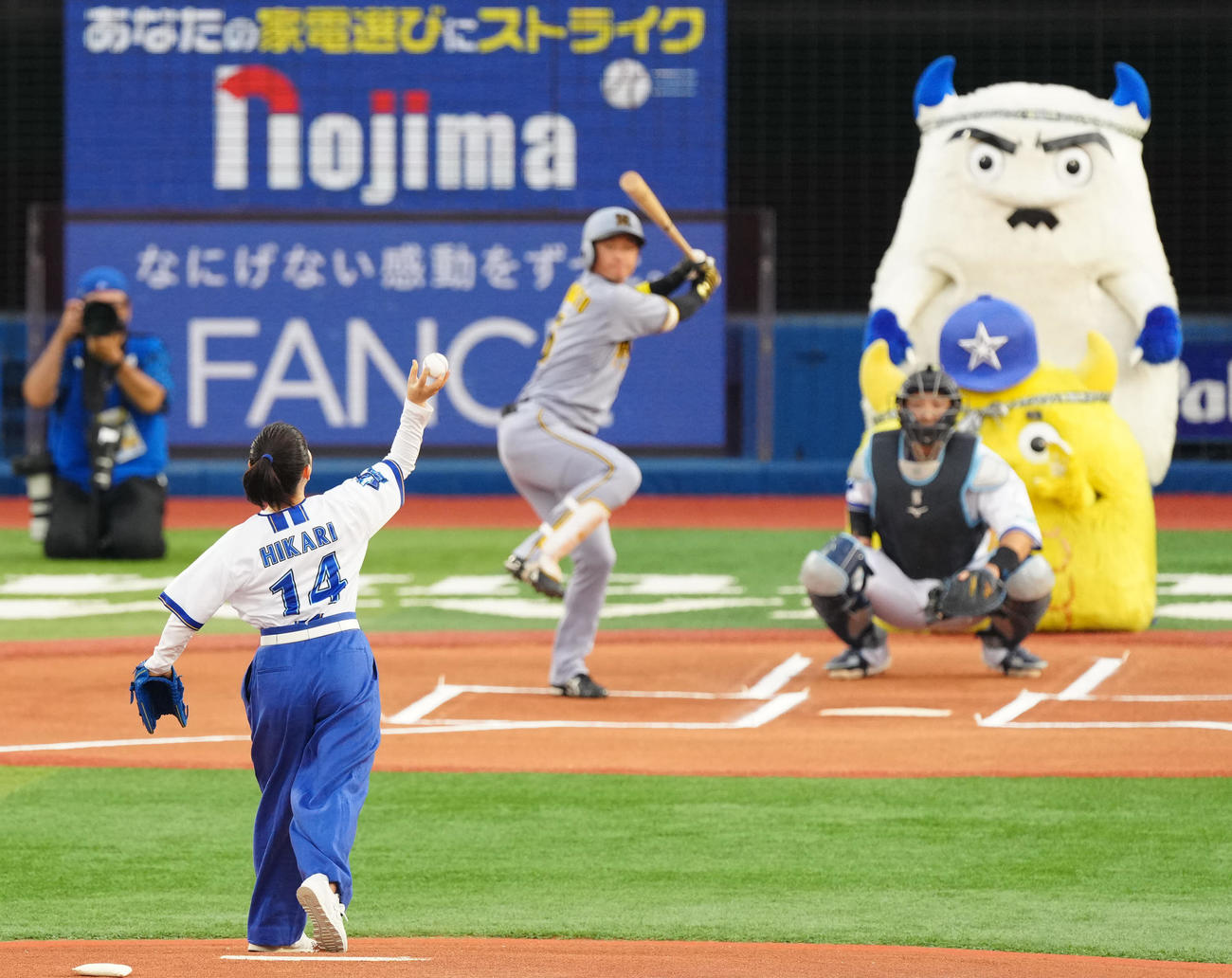 DeNA対阪神　試合前、始球式に臨む石田ひかり（撮影・江口和貴）