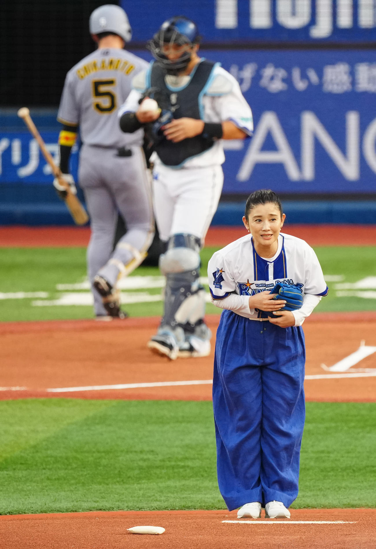 DeNA対阪神　試合前、始球式に臨んだ石田ひかり（撮影・江口和貴）