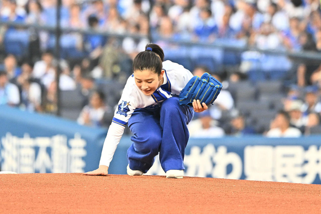 DeNA対阪神　始球式を終えマウンドをならす石田ひかり（撮影・滝沢徹郎）