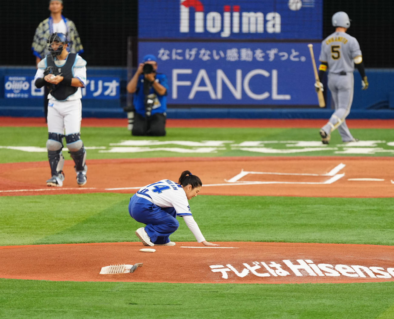 DeNA対阪神　試合前、始球式に臨み、手でマウンドの土をならす石田ひかり（撮影・江口和貴）