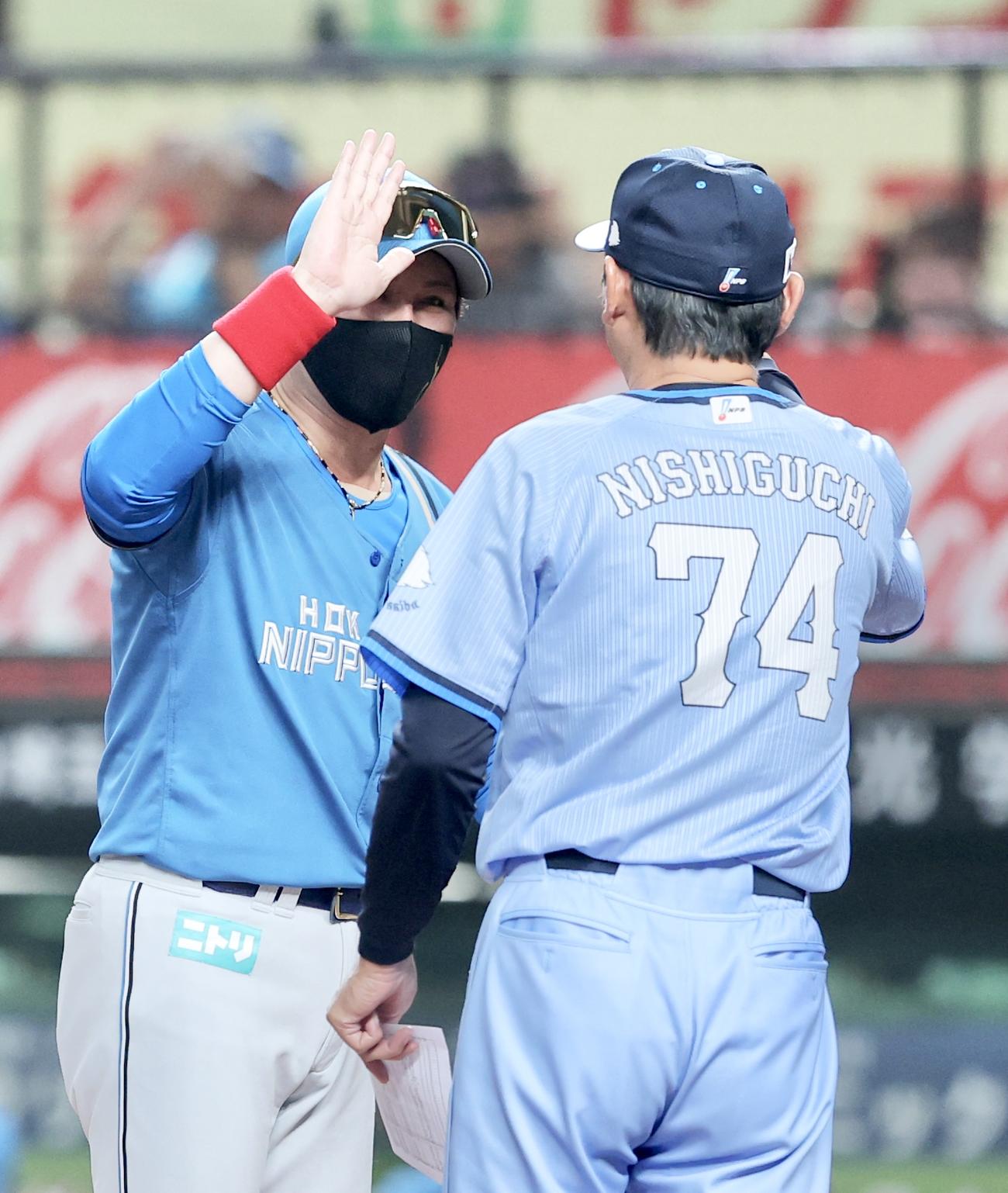 西武対日本ハム　西武西口監督（手前）とメンバー表交換する日本ハム新庄監督（撮影・河田真司）