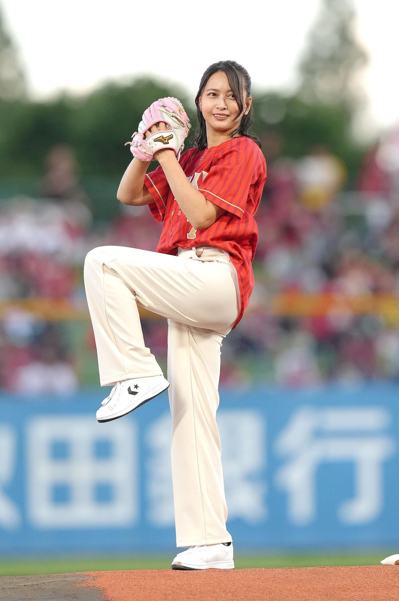 楽天対ソフトバンク　セレモニアルピッチを行う加藤夏希（撮影・足立雅史）