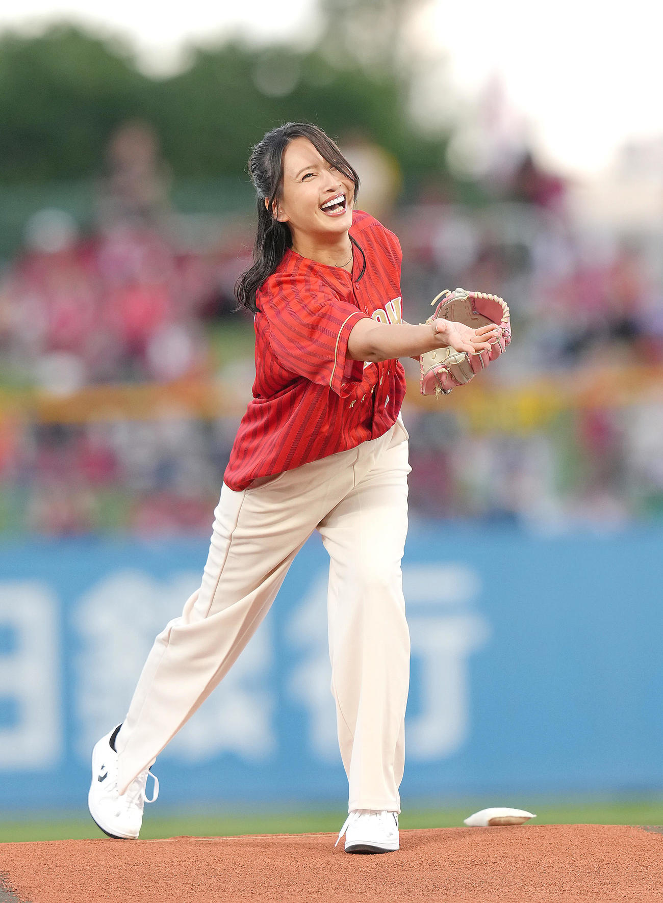 楽天対ソフトバンク　セレモニアルピッチを行う加藤夏希（撮影・足立雅史）