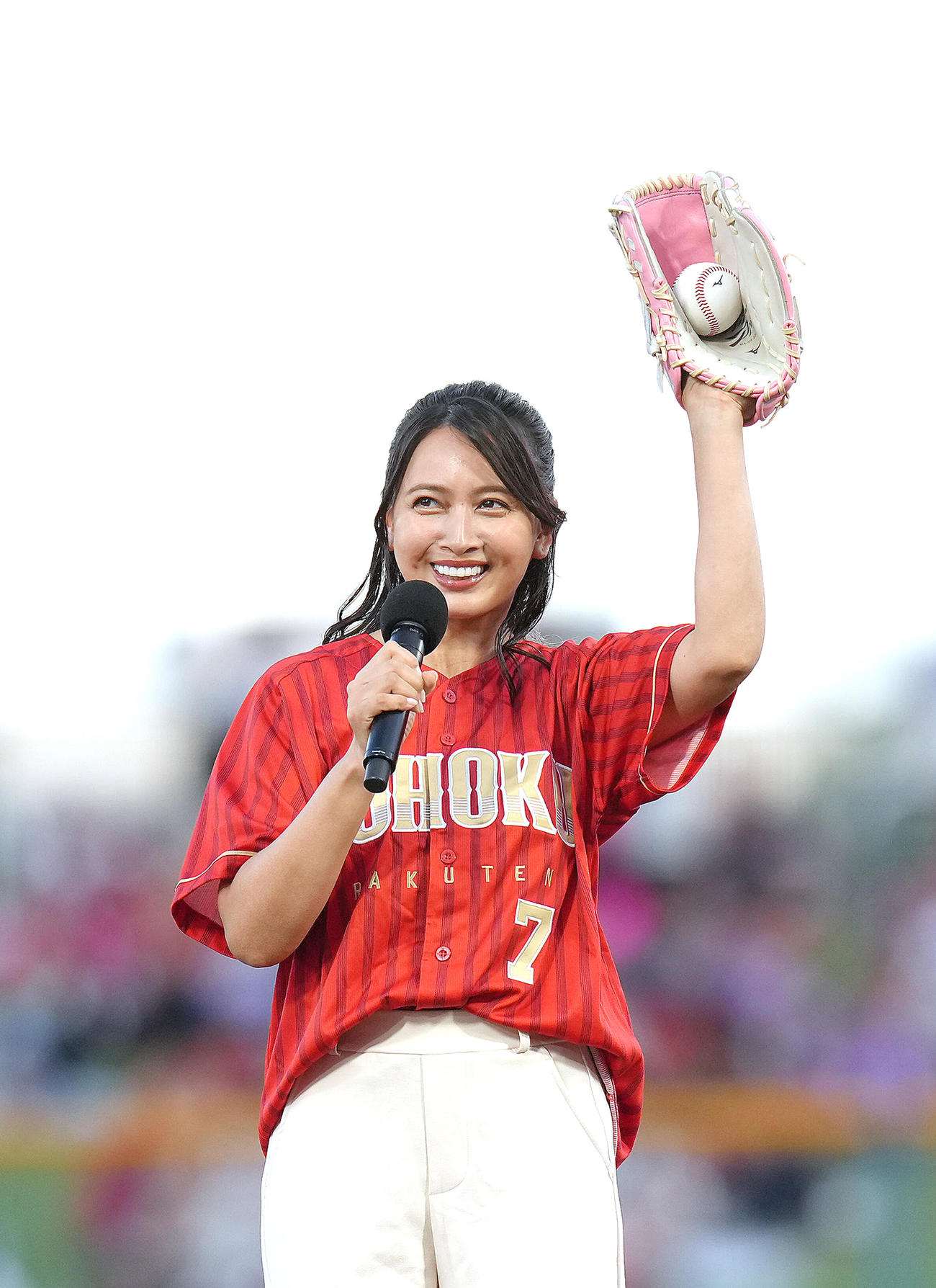 楽天対ソフトバンク　セレモニアルピッチを行う加藤夏希（撮影・足立雅史）