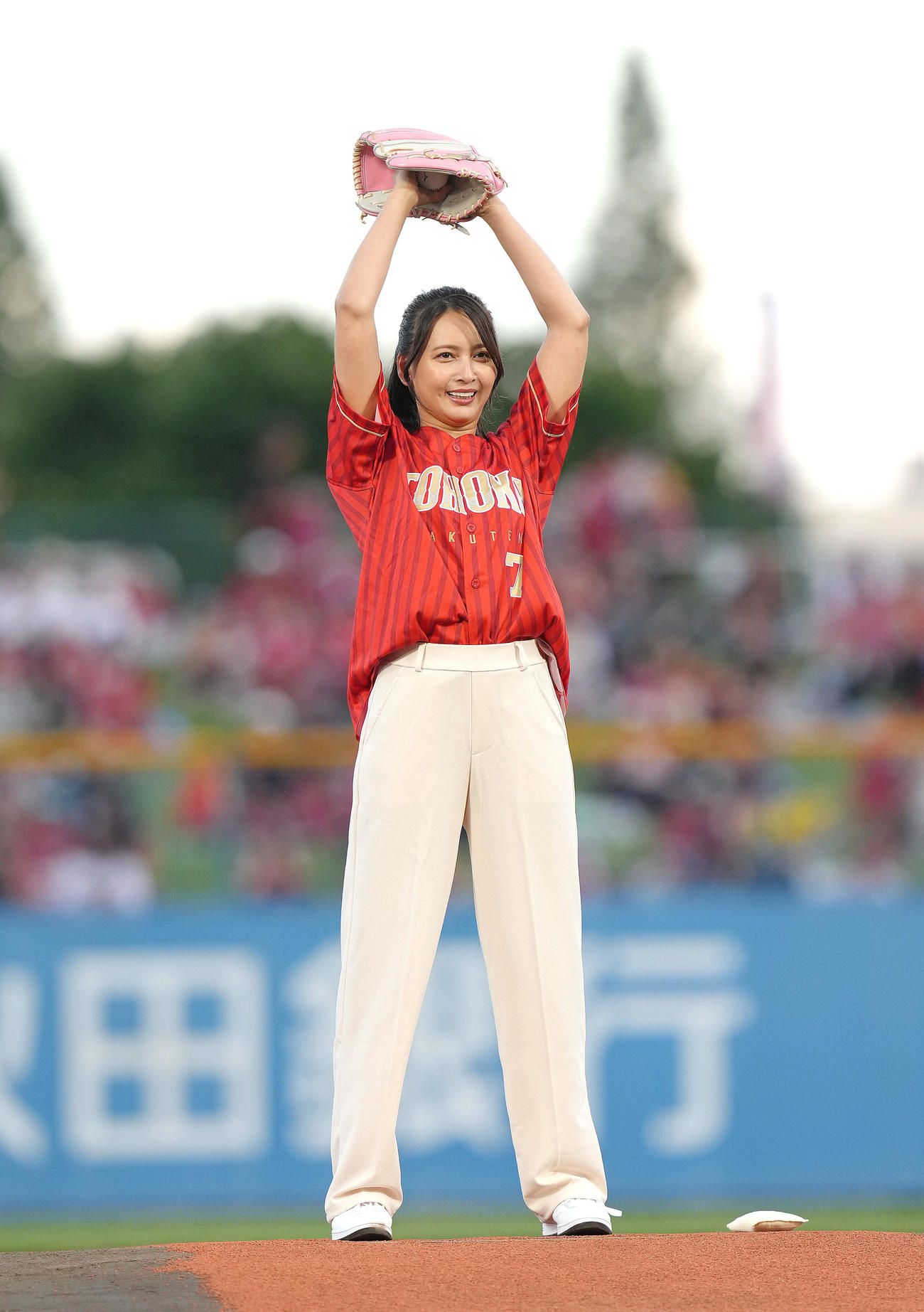 楽天対ソフトバンク　セレモニアルピッチを行う加藤夏希（撮影・足立雅史）