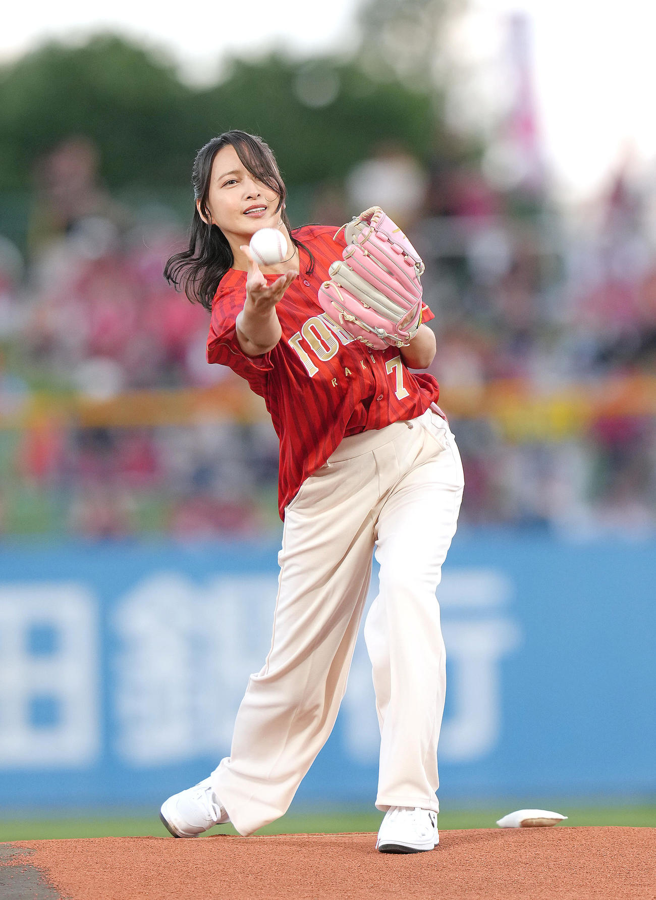楽天対ソフトバンク　セレモニアルピッチを行う加藤夏希（撮影・足立雅史）