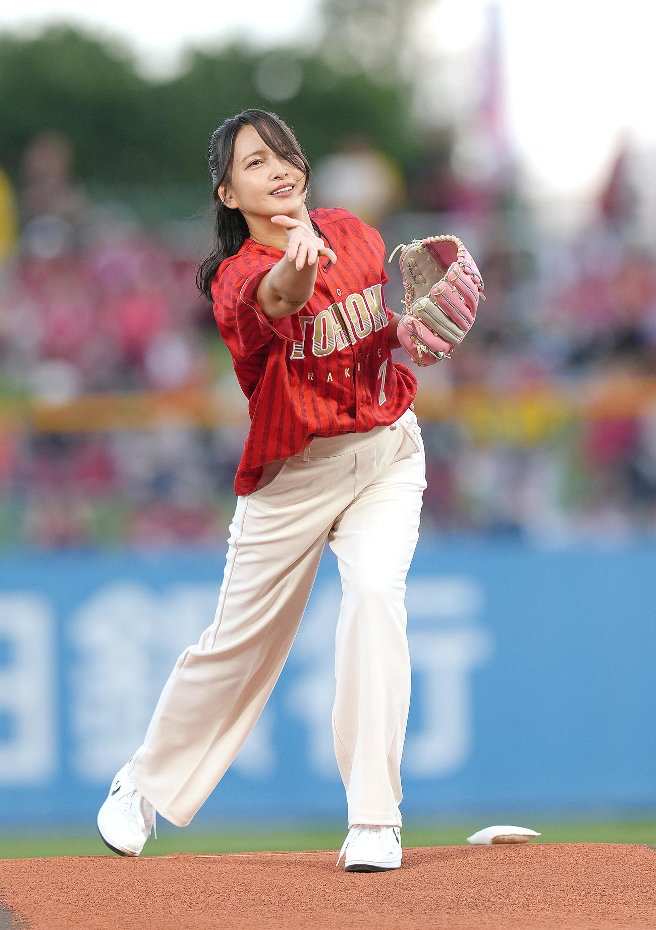 楽天対ソフトバンク　セレモニアルピッチを行う加藤夏希（撮影・足立雅史）