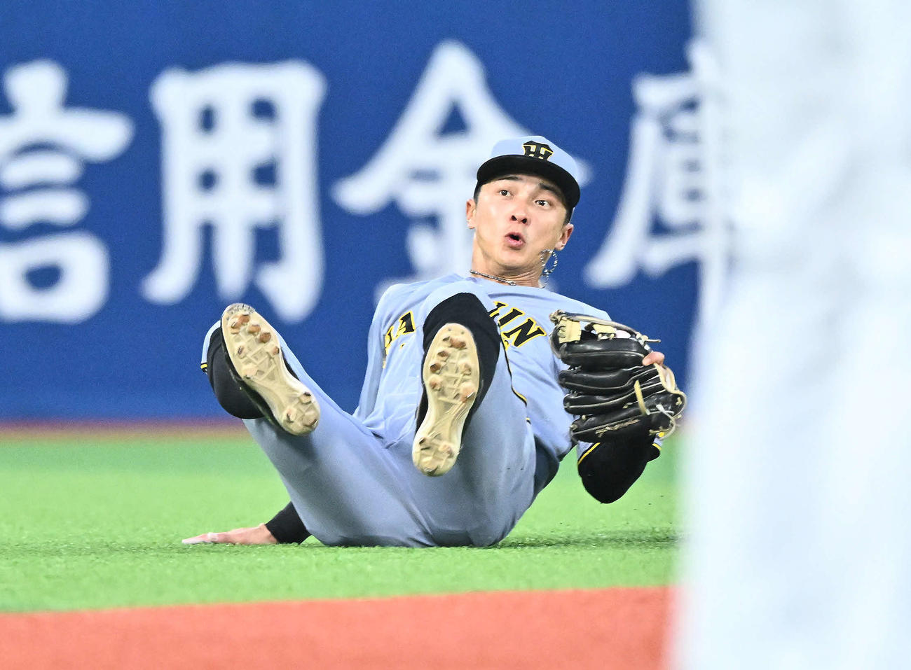 DeNA対阪神　2回裏DeNA無死、オースティンの遊直を好捕する熊谷（撮影・滝沢徹郎）