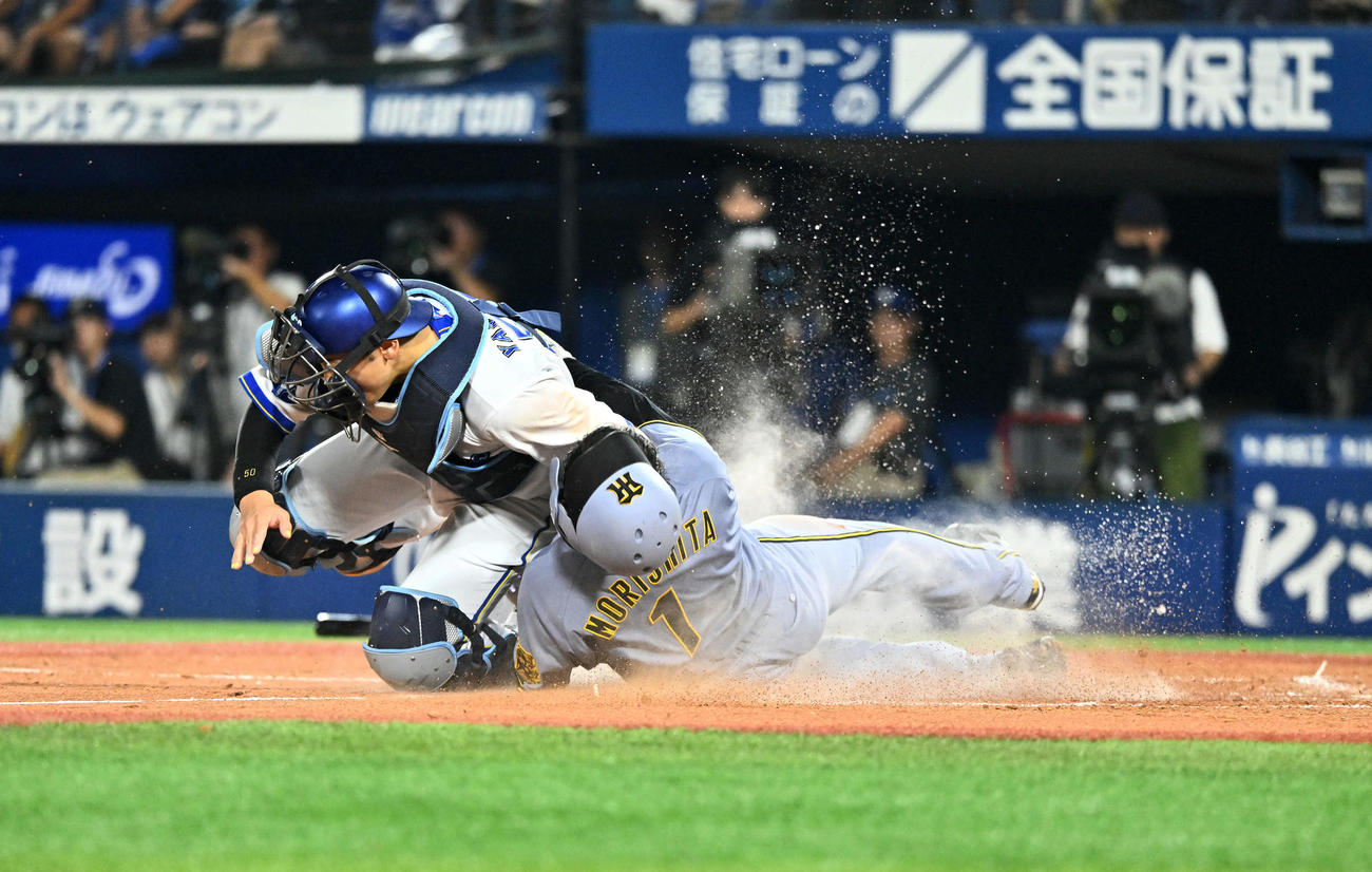 DeNA対阪神　4回表阪神1死一塁、大山の適時二塁打で生還する森下（右）は山本と交錯する（撮影・滝沢徹郎）