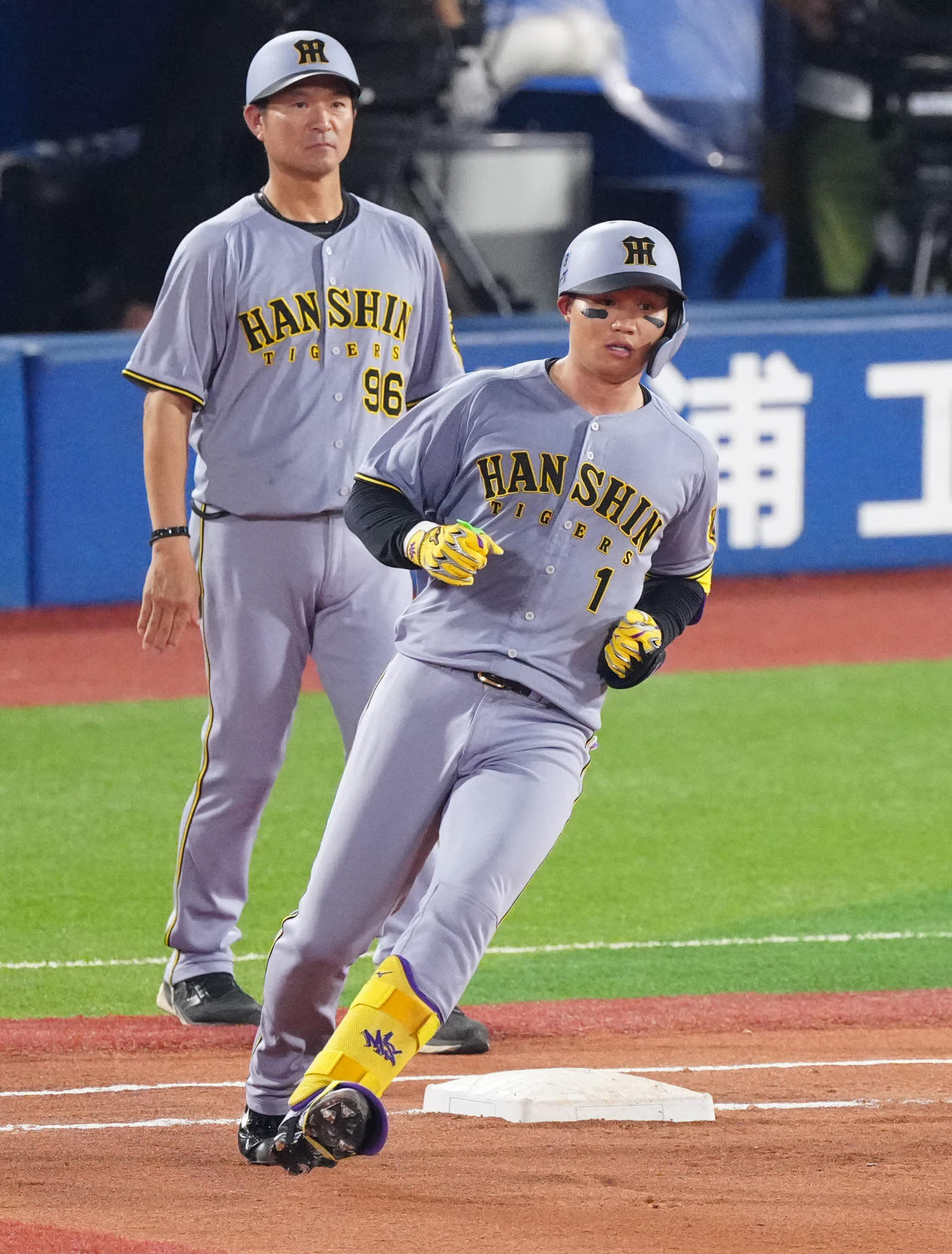 DeNA対阪神　4回表阪神無死、中前打を放った森下（右）（撮影・江口和貴）