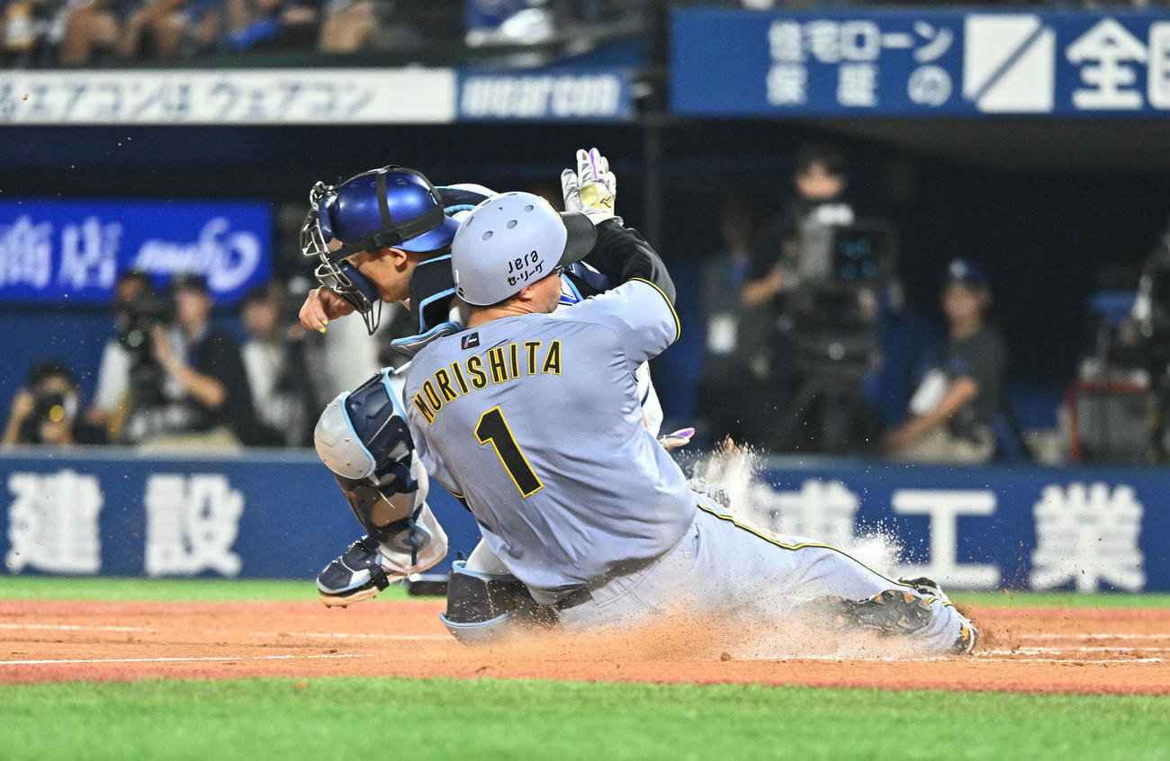 DeNA対阪神　4回表阪神1死一塁、大山の適時二塁打で生還する森下（右）は山本と交錯する（撮影・滝沢徹郎）