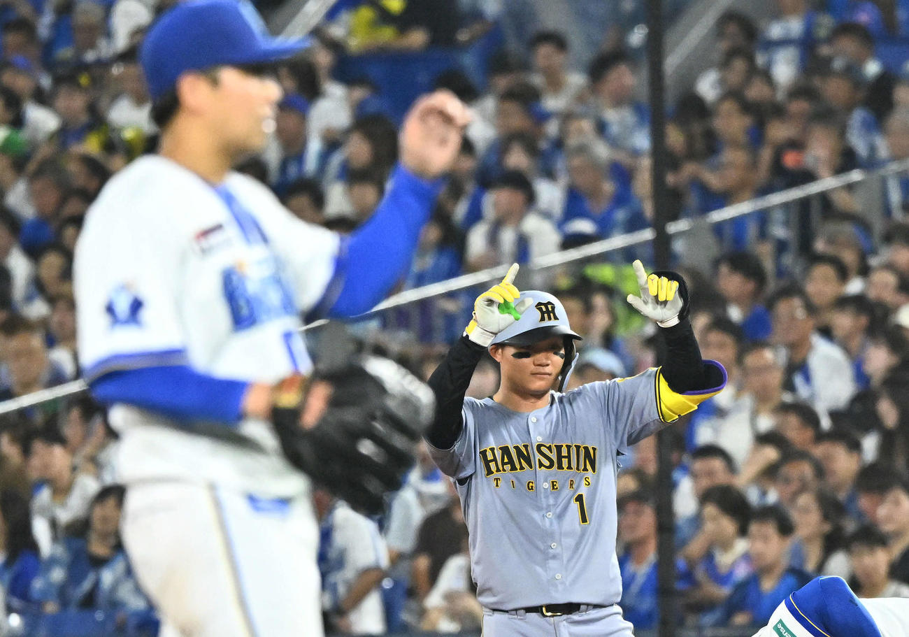 DeNA対阪神　4回表阪神無死、森下は中前打を放ちポーズを決める。手前は東（撮影・滝沢徹郎）