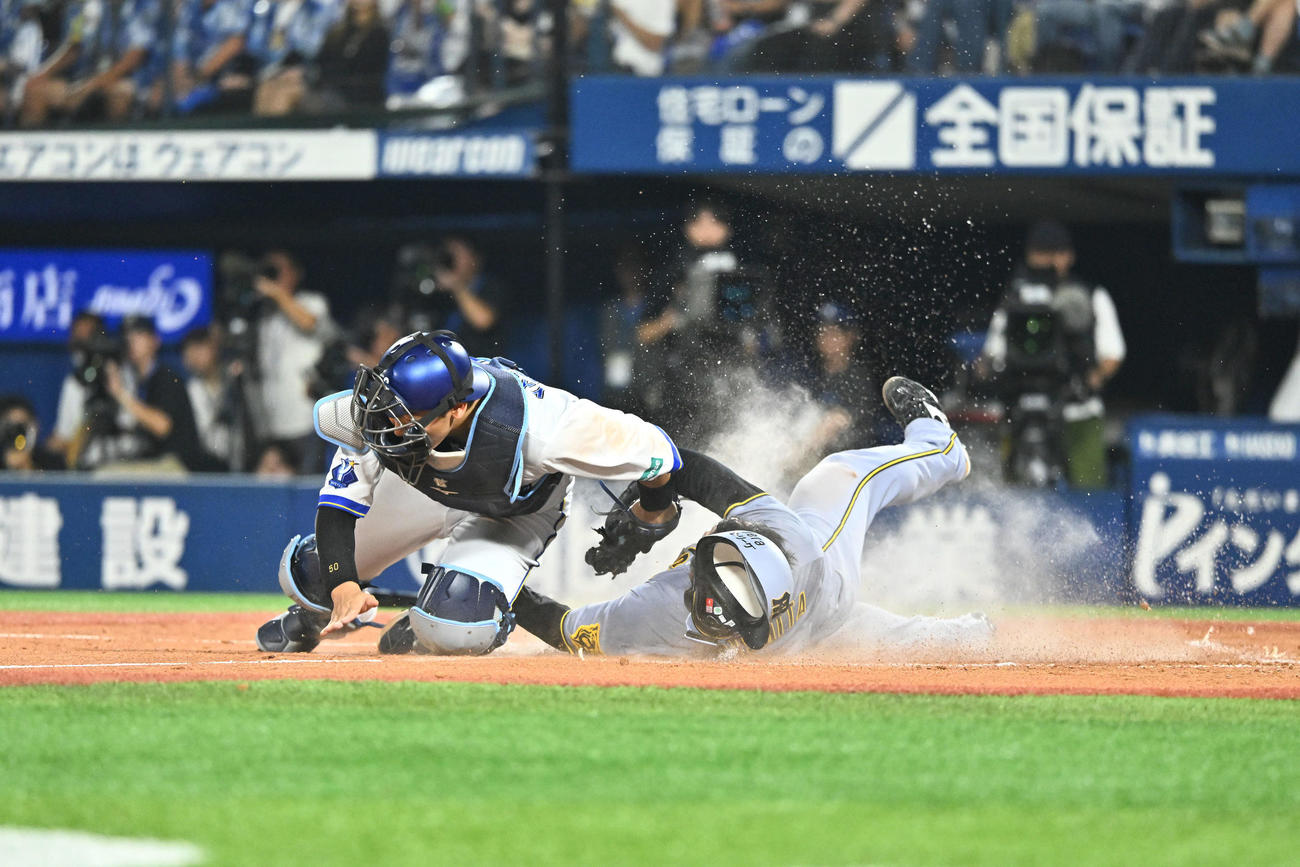 DeNA対阪神　4回表阪神1死一塁、大山の適時二塁打で生還する森下（右）は山本と交錯する（撮影・滝沢徹郎）