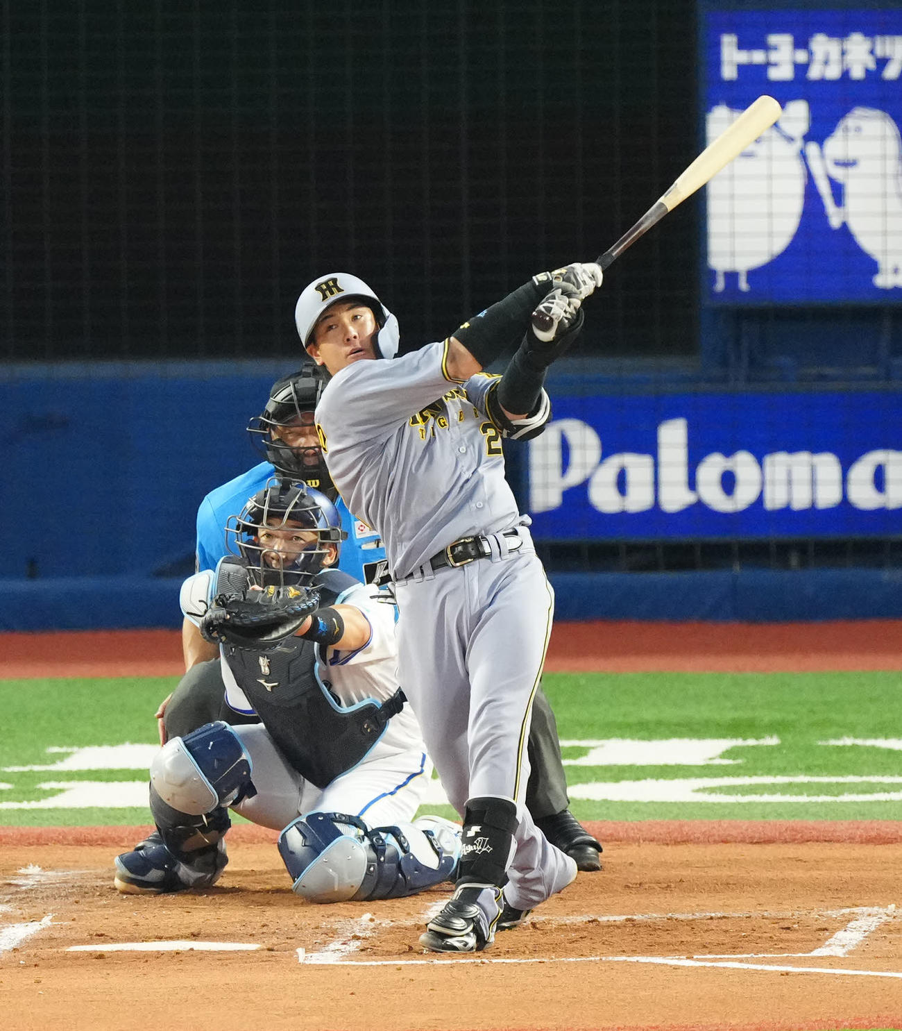 DeNA対阪神　3回表阪神無死、二塁打を放つ梅野（撮影・江口和貴）