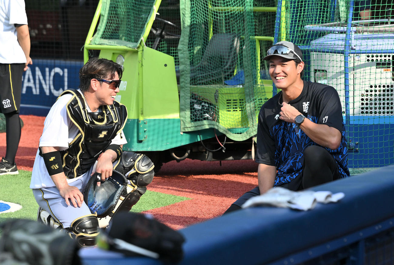DeNA対阪神　試合前練習で談笑する阪神梅野（左）とDeNA藤浪（撮影・滝沢徹郎）